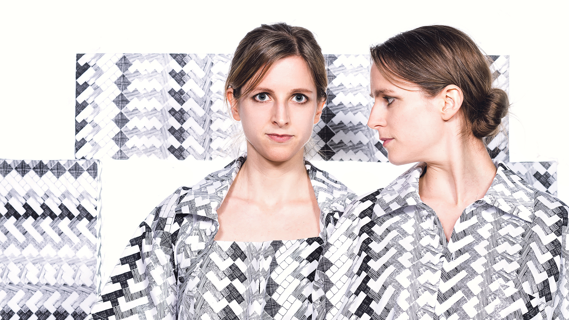 Zwei junge Frauen mit grau gemusterten Kleid