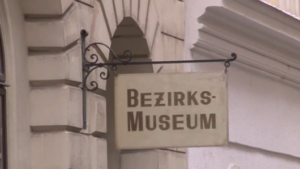 Museumsschild "Bezriksmuseum""
