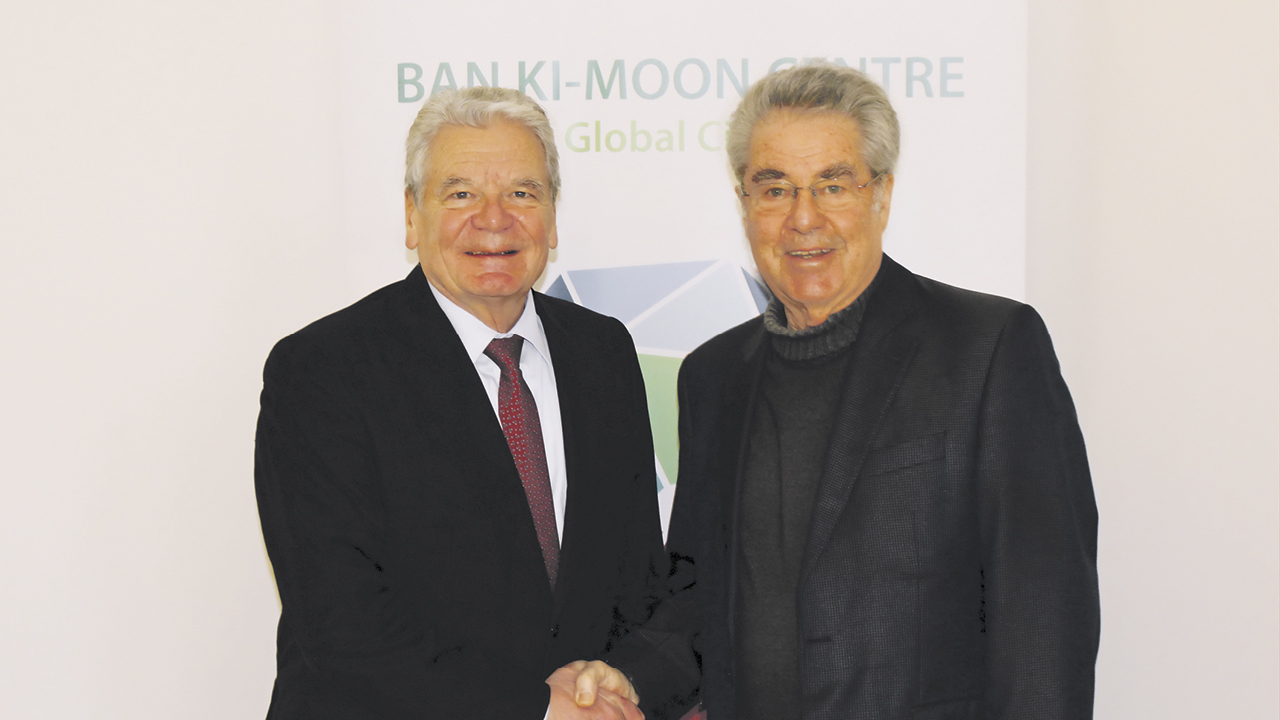 Alt-Präsident Heinz Fischer und Alt-Präsident Joachim Gauck, zwei Herren schütteln sich die Hände
