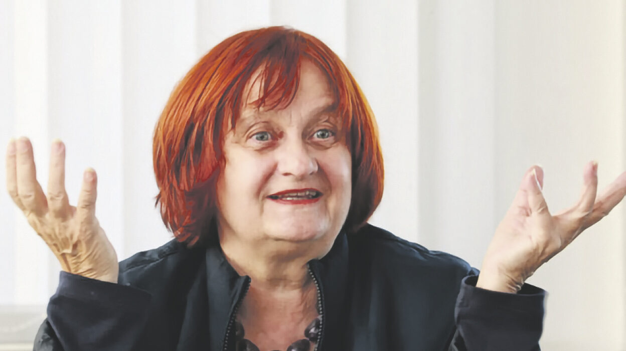 Irmtraut Karlsson, Ältere Frau mit rotem kinnlangem Haar