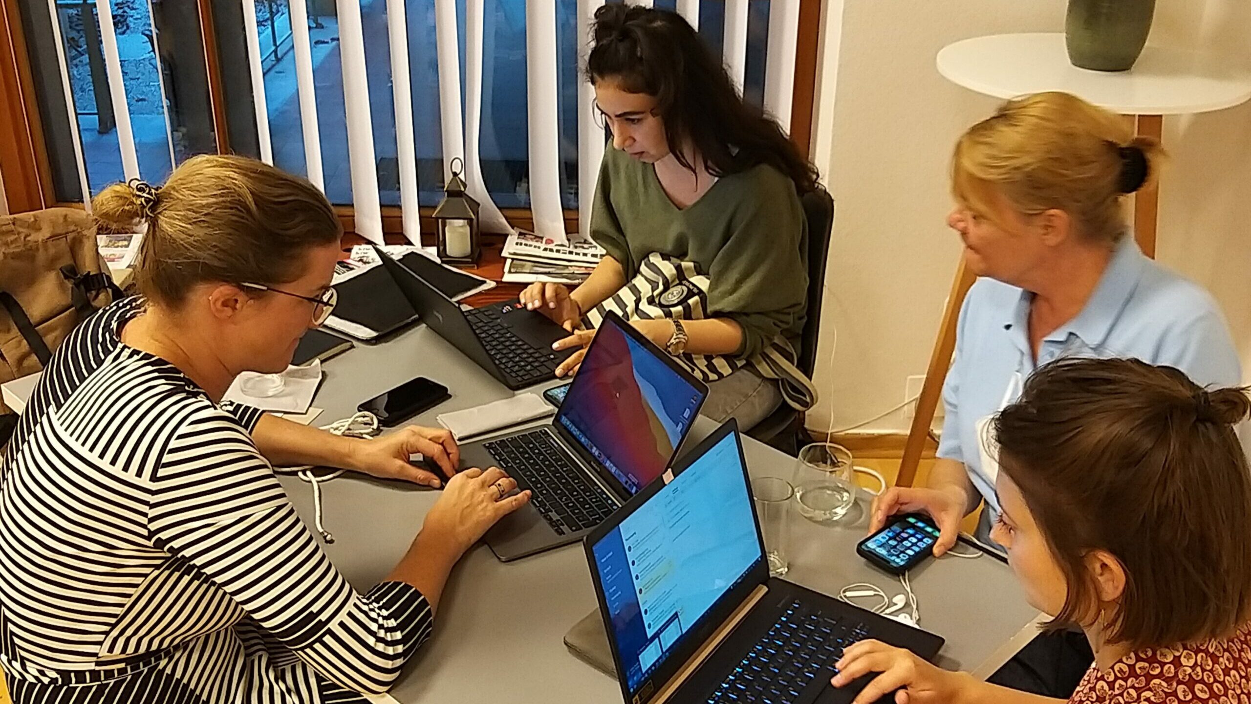 Frauen am Laptop bei der Redaktionssitzung der KOR8