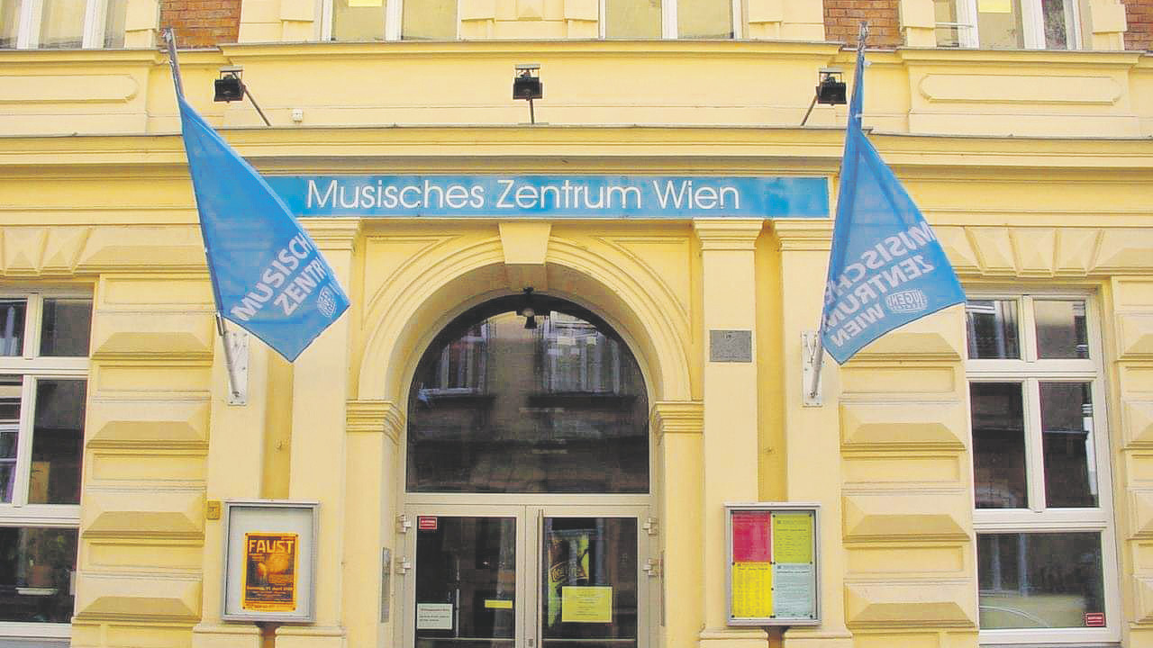 Fassade und Hauseingang, über dem Eingang Beschriftung "Musisches Zentrum Wien"