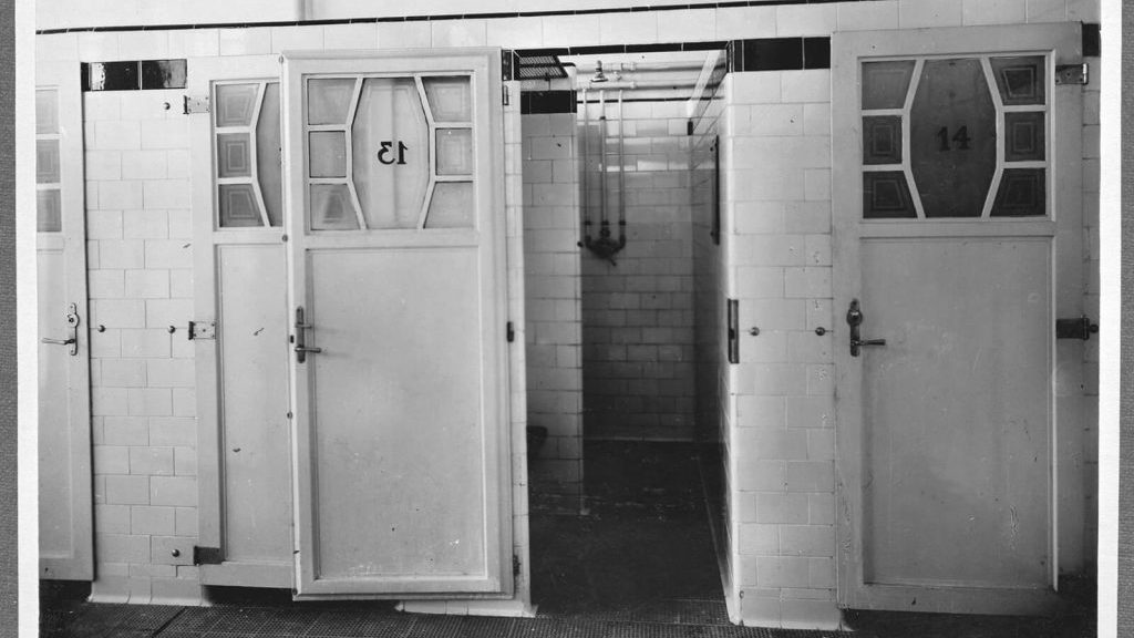 Brausebad um 1926 - Duschkabinenflucht, einzeln mit Türen verschließbar