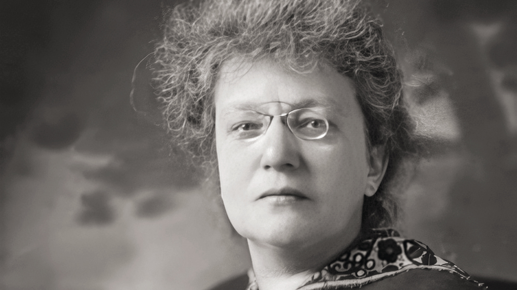 schwarz-weiß Fotografie einer Frau um die Jahrhundertwende